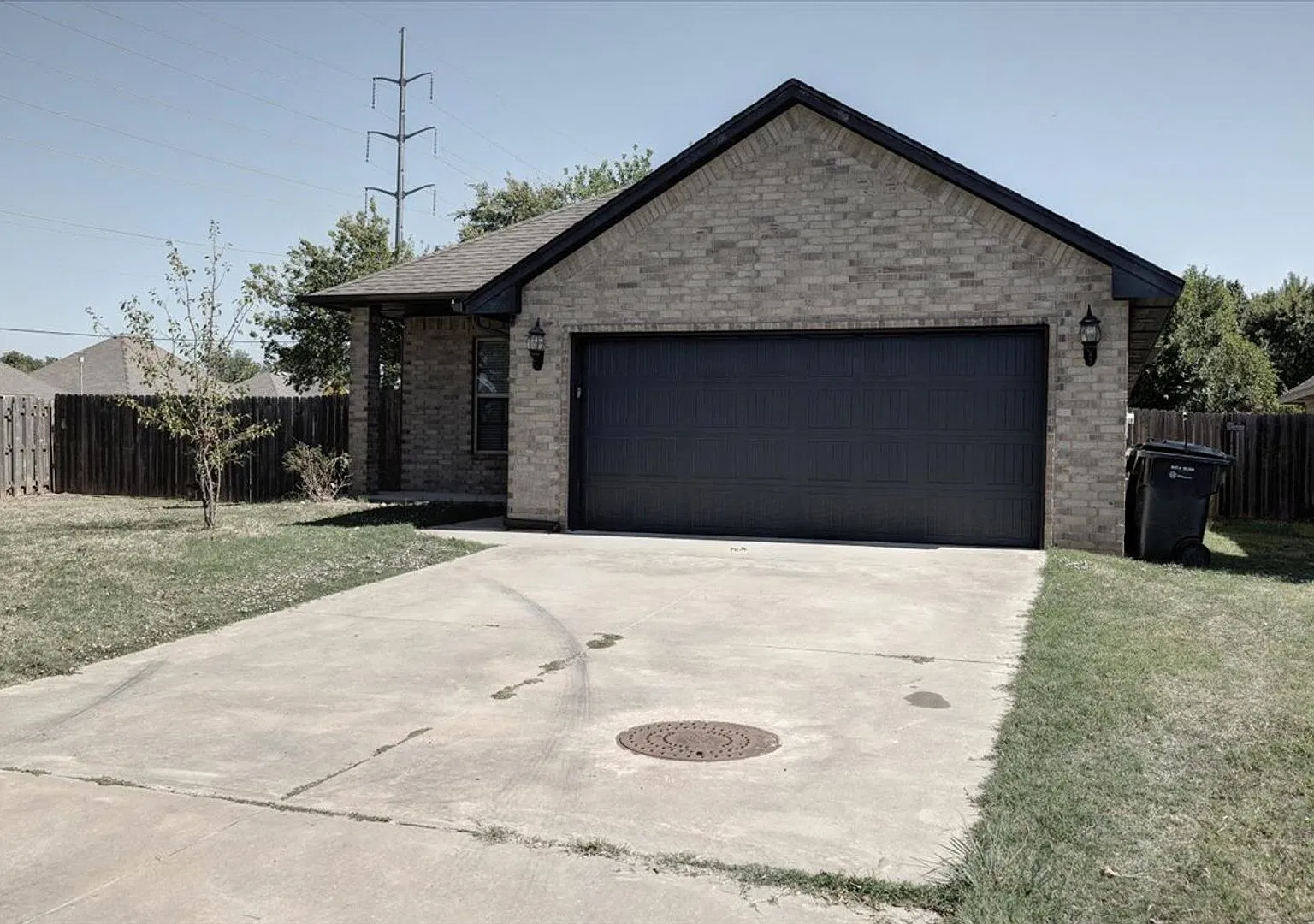 Beautiful 3 bed 2 bath PLUS office in Yukon — Photo 1