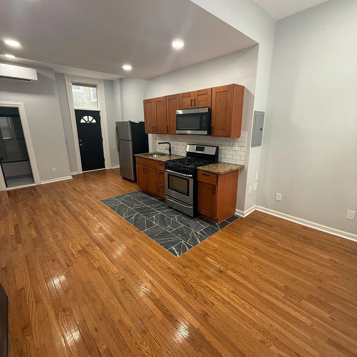 Studio, 1.0 bath, 325 sqft, $1,250 — Photo 2