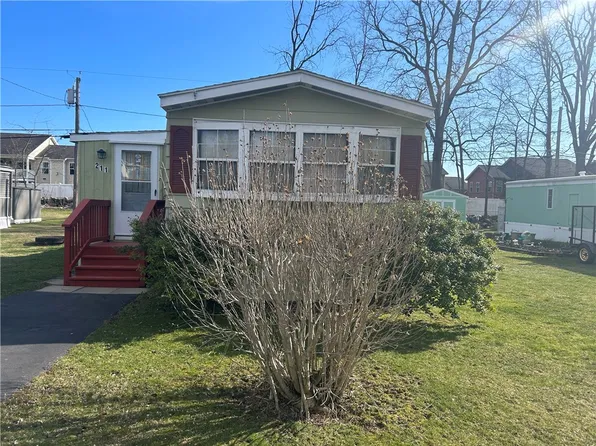 211 Marlette Dr, Farmington, NY 14425