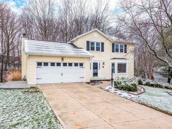 3260 Forest Overlook Dr, Seven Hills, OH 44131