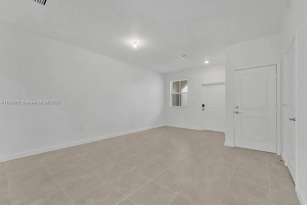 Building Photo - 2557 SE 27th Dr