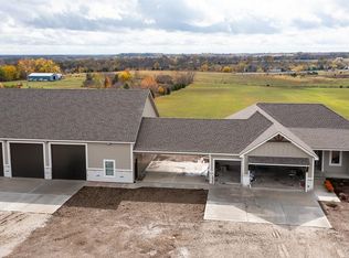 21131 Hemphill Rd, Tonganoxie, KS 66086