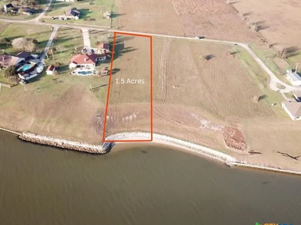 39 S Bayshore Dr, Pt Lavaca, TX 77979