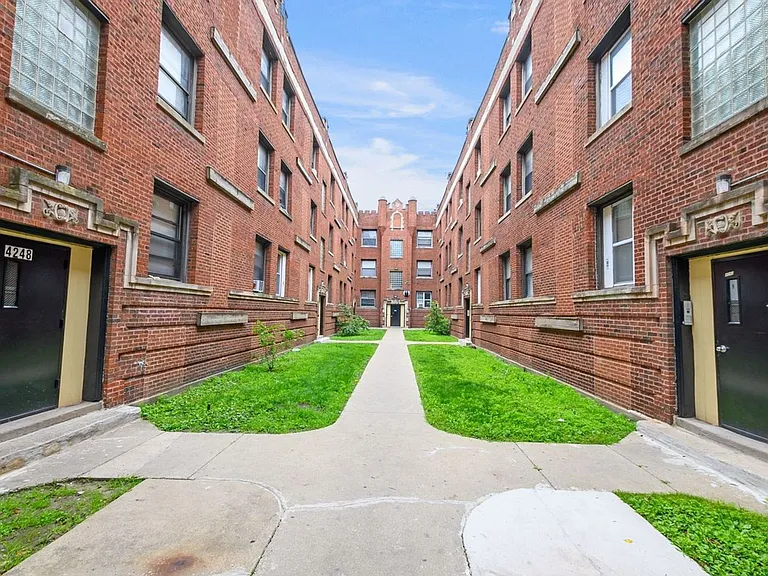 4240-48 Michigan — Photo 2
