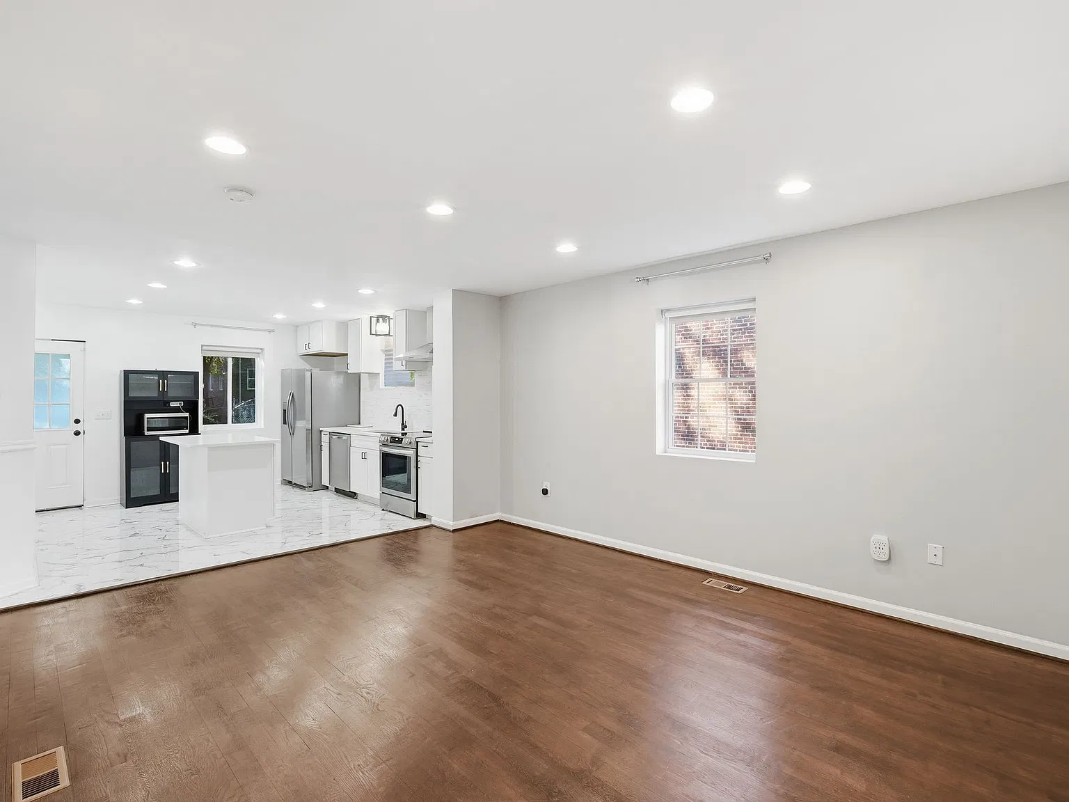 3 bed, 2.5 bath, 1674 sqft, $3,950 — Photo 4
