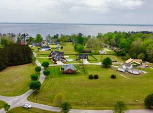 39 Stuart Ave, Lake Waccamaw, NC 28450