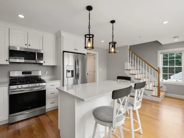 61 Valley St APT 1, Wakefield, MA 01880