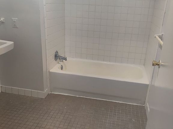 4th image of 890 N 41st St