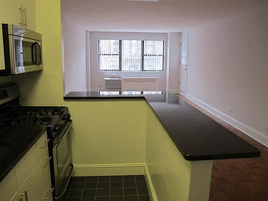 Rented by Metropolis Real Estate of Manhattan | media 11