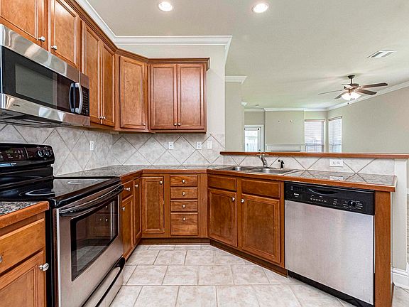 4th image of 18169 Pinehurst Dr