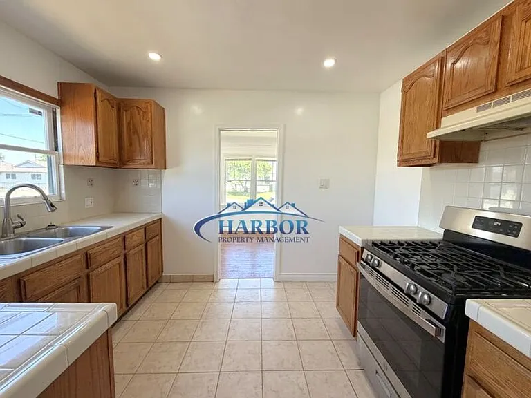 1667 N Lagoon Ave — Photo 8