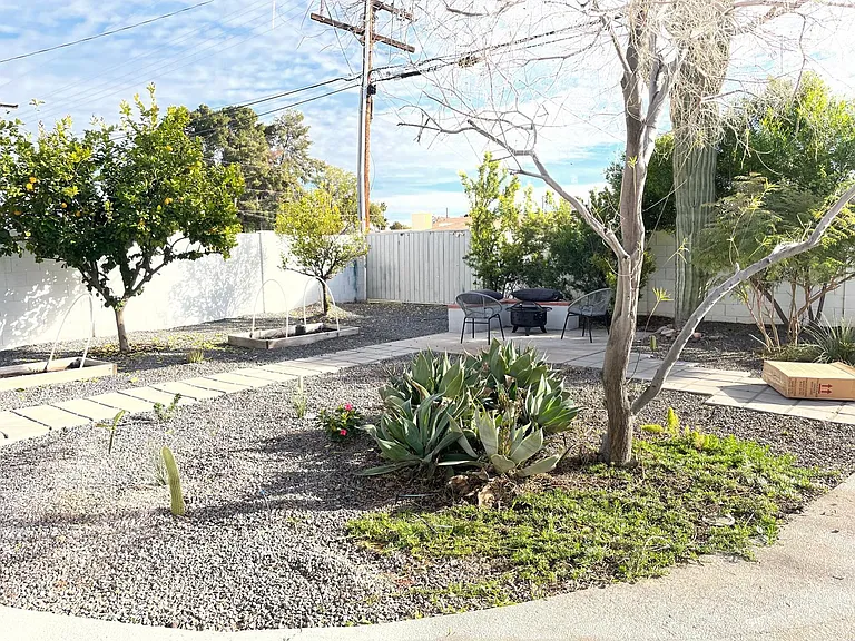 1217 W 15th St — Photo 16