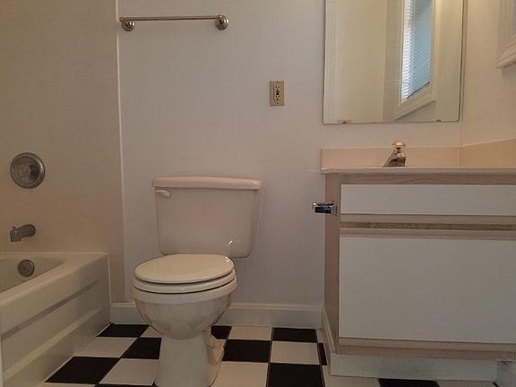5th image of 757 1/2 N High St APT A