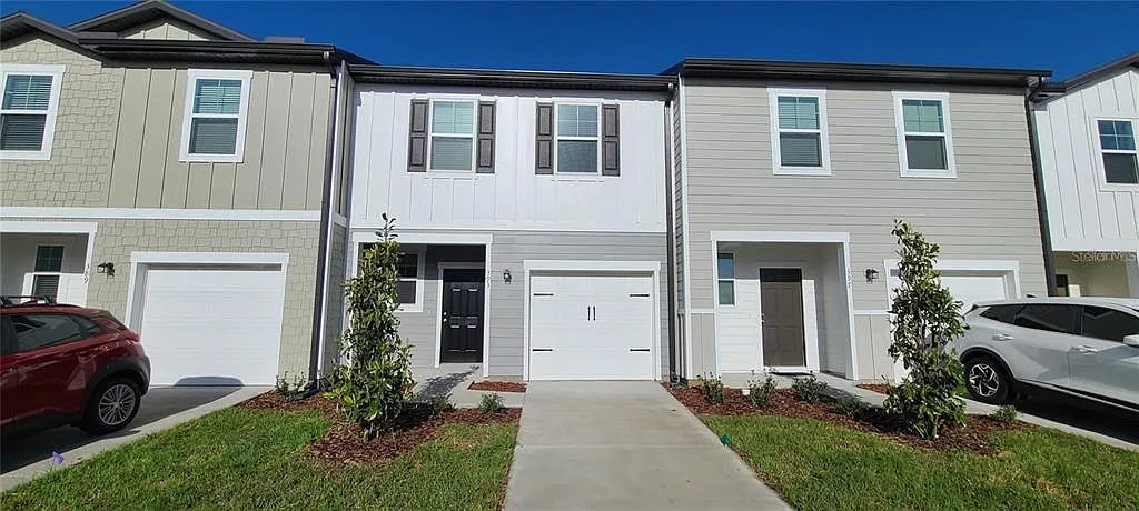 3 bed, 2.5 bath, 1421 sqft, $1,995 — Photo 1