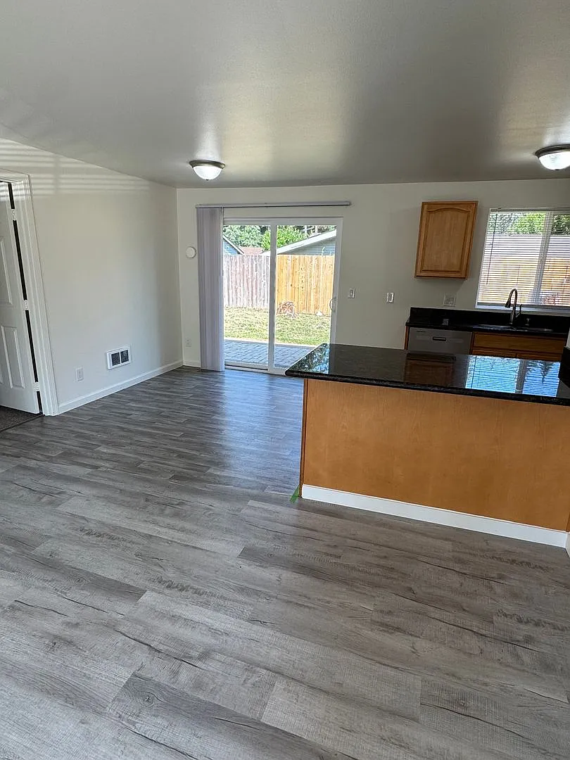 3 Beroom 1 Bath House For Rent — Photo 4