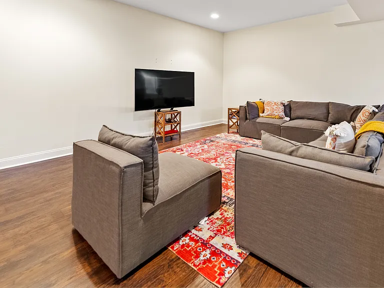 Hillside Dr W — Photo 27