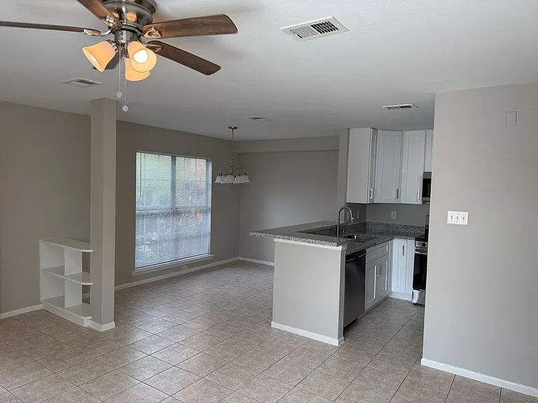 13902 Buckingham Dr — Photo 3