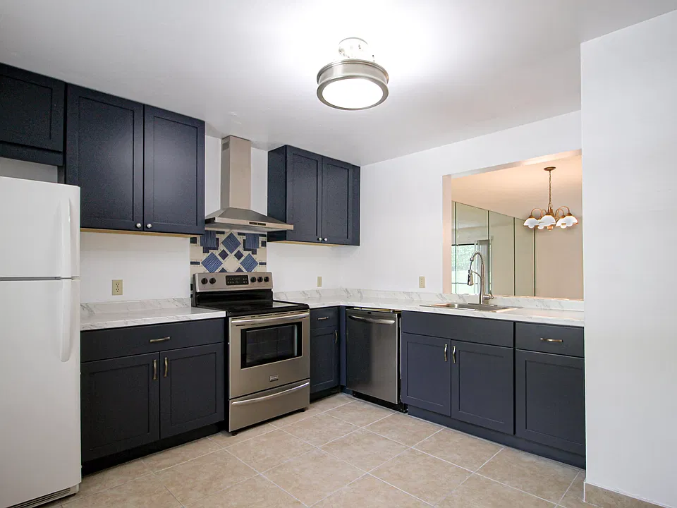 105 Lakeview Dr E
