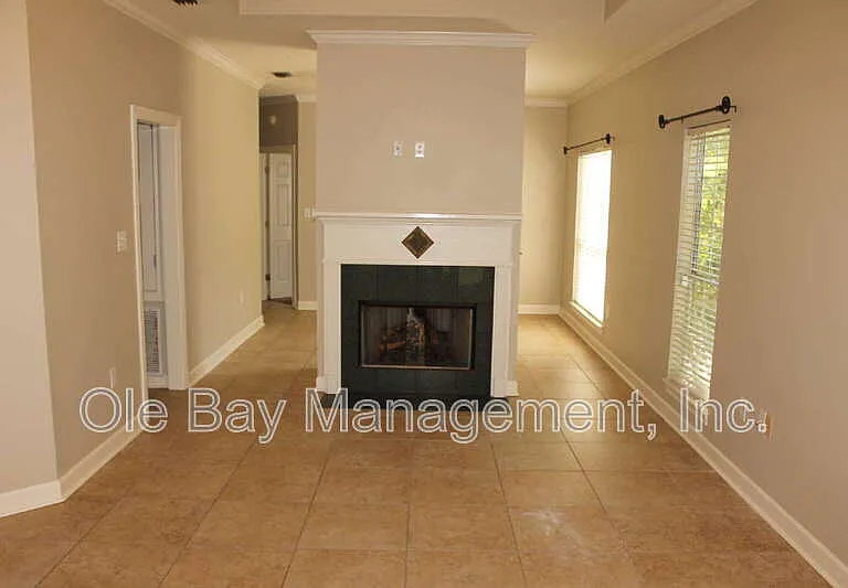 1005 Pinemont Dr — Photo 2