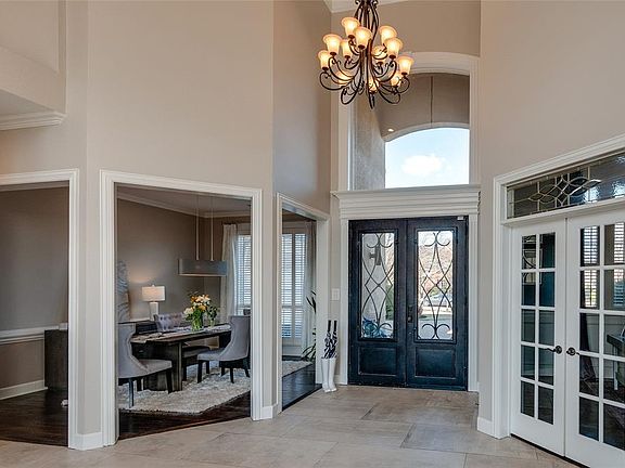 3rd image of 215 Silverwood Cir