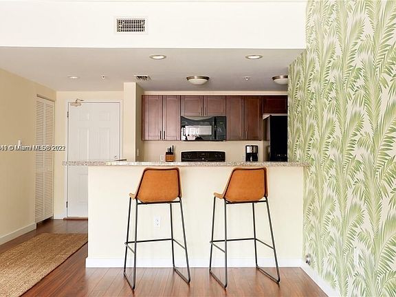 4th image of 568 NE 66th St APT 202