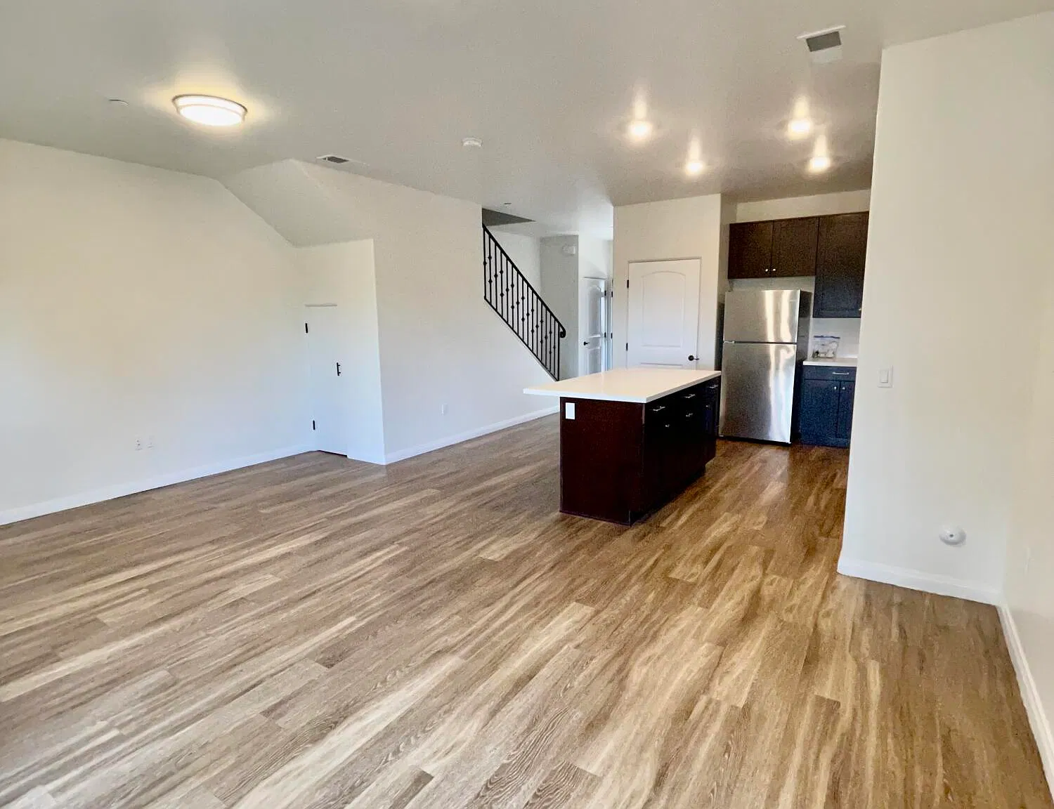920 Lowena Dr — Photo 2