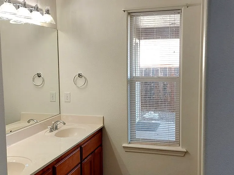 2102 Lara Ln — Photo 13