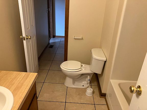 4th image of 2260 Pineknoll Ter