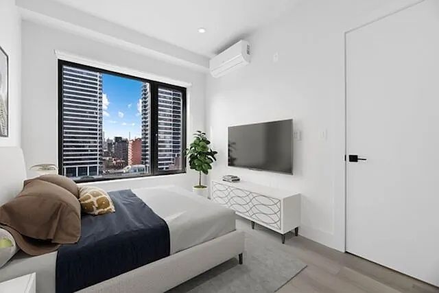 1st image of 215 E 124th St APT 2I