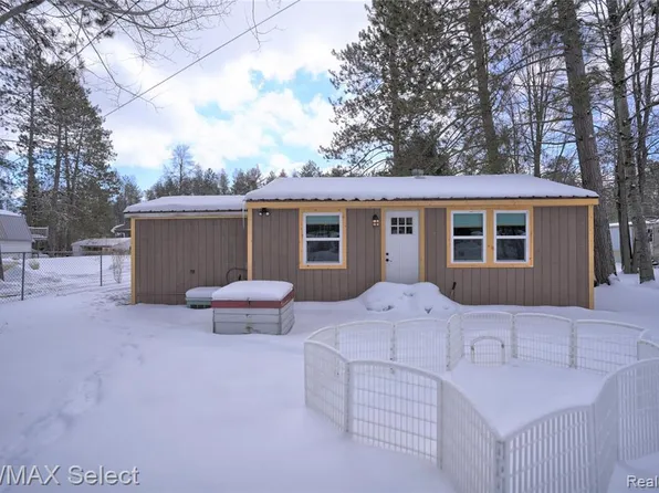 9304 Old Mead Rd, Houghton Lake, MI 48629