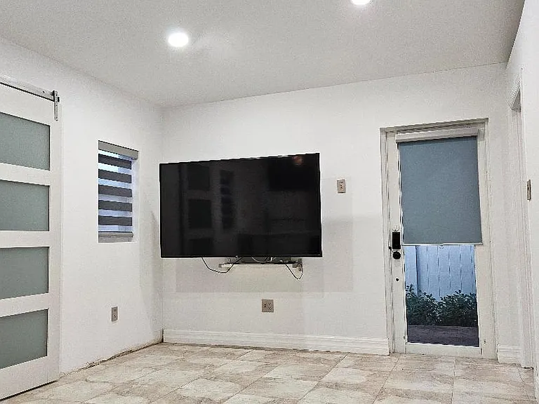 912 SW 18th St #EAST — Photo 3