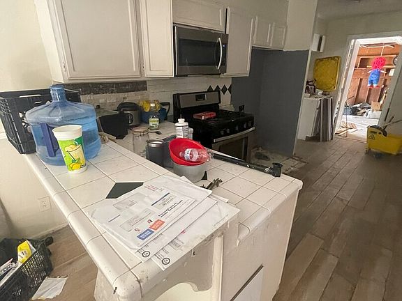 3rd image of 907 Northcrest