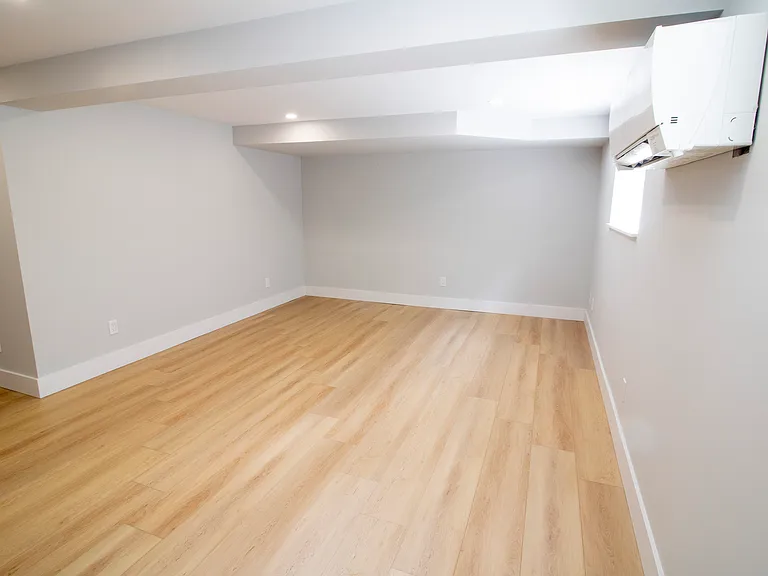 179 Burnside Dr #LOWER — Photo 10