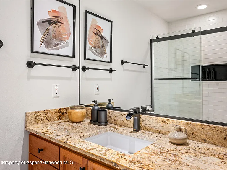 326 W Hopkins Ave — Photo 24