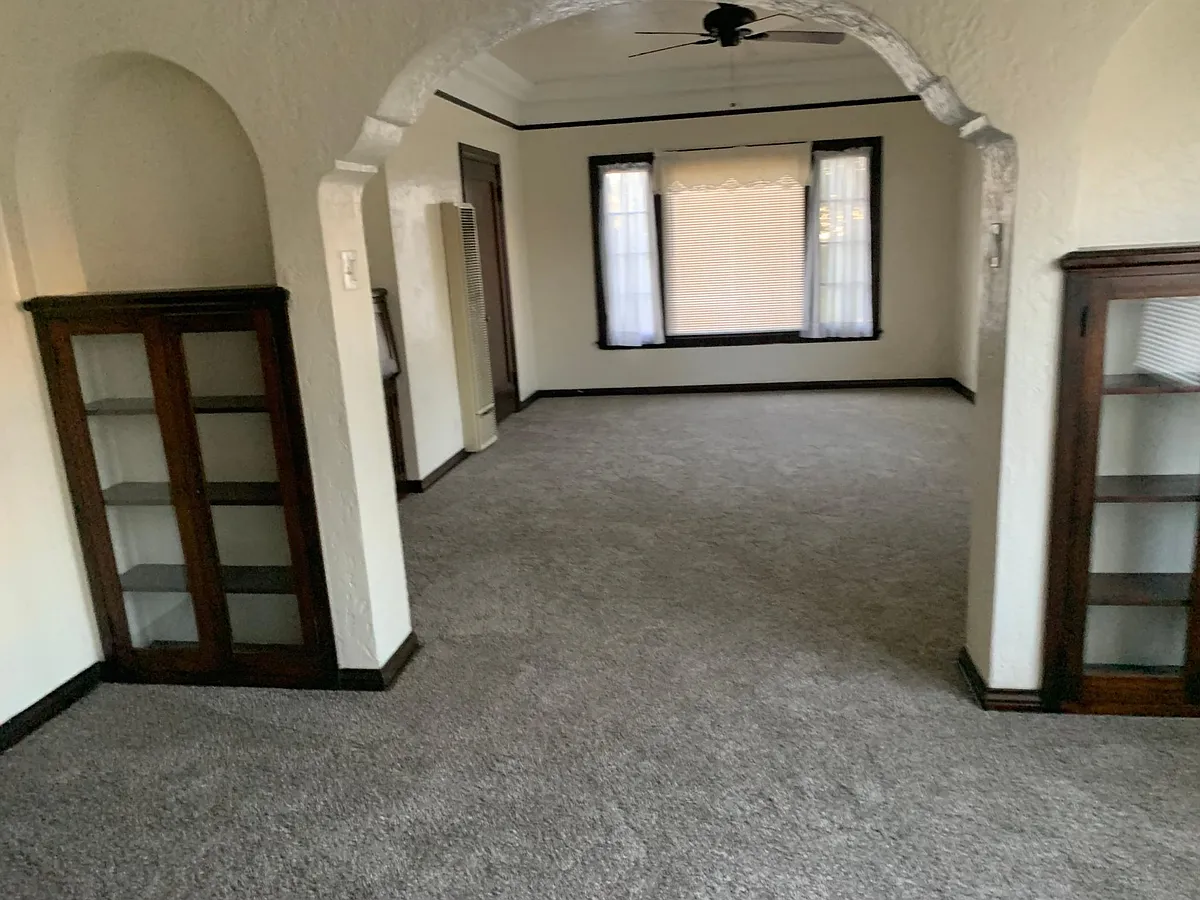 Building Photo - 3822 E 7th St #3