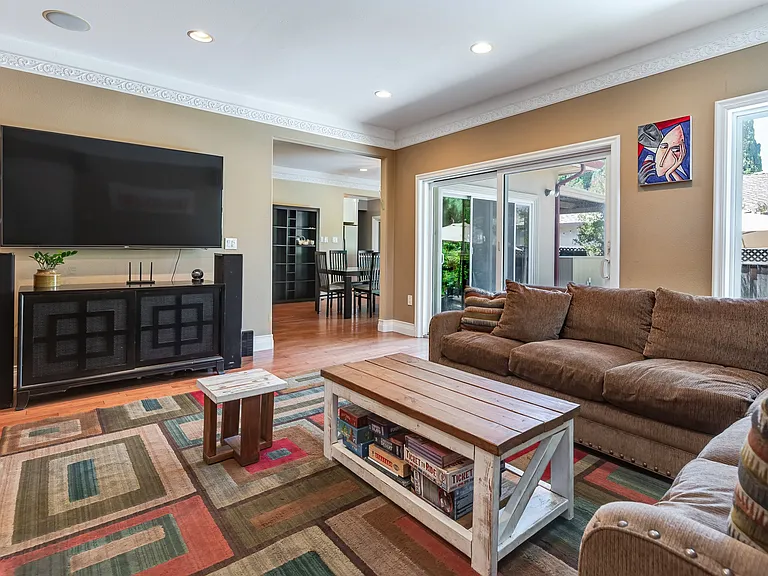 596 Pettis Ave — Photo 4