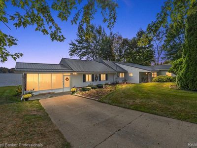 426 Peninsula Dr, Columbiaville, MI, 48421