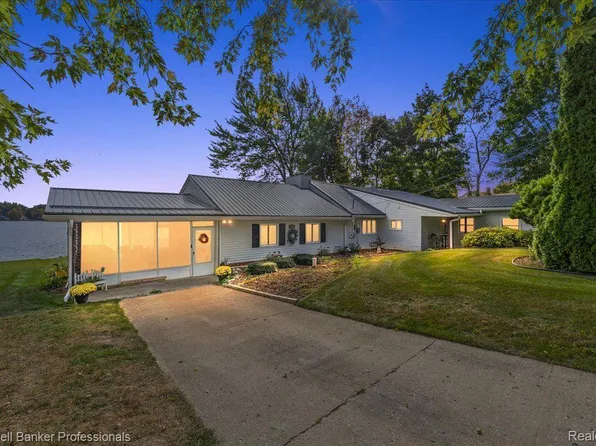 426 Peninsula Dr, Columbiaville, MI 48421