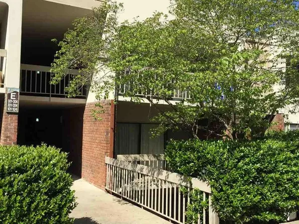500 Umstead Dr #E, Chapel Hill, NC 27516