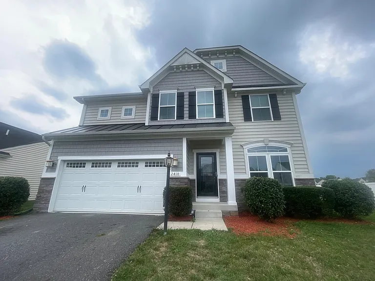 2410 Walthall Ct — Photo 2