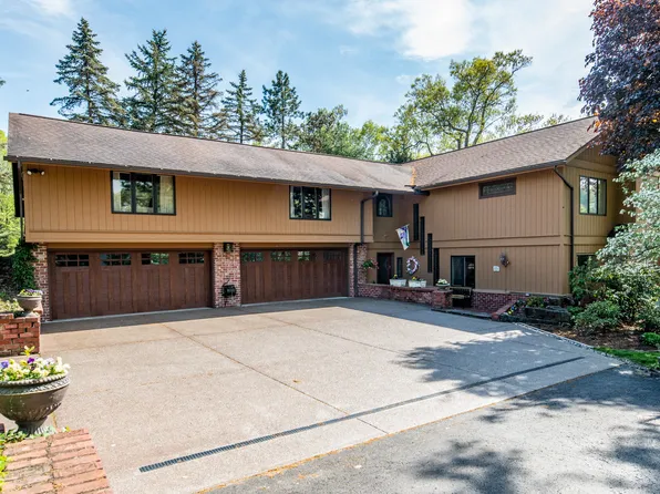 213 Lakeview Dr, Morgantown, WV 26508