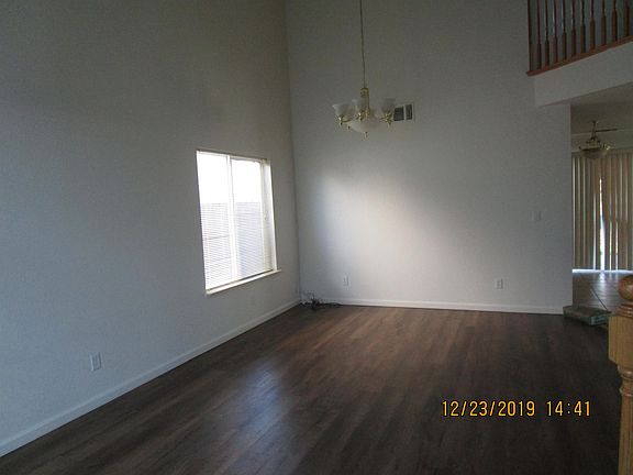 ENTRY LIVING/DINING ROOM COMBO