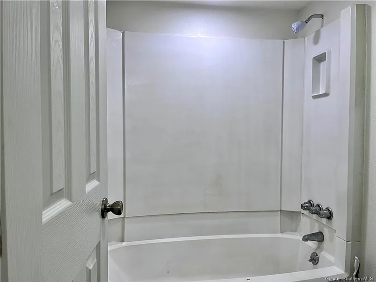 1020 W McNeese St #13F — Photo 8