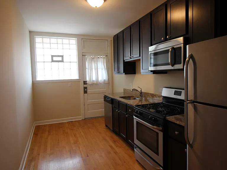 2337 W Rosemont Ave — Photo 2