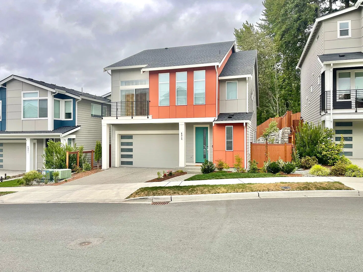Beautiful 3-Bedroom Home with Loft, Office Space & Fully Fenced Backyard in Mountlake Terrace! — Photo 2