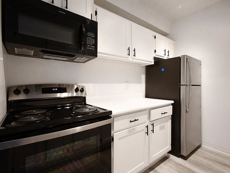 Los Altos Towers — Photo 14
