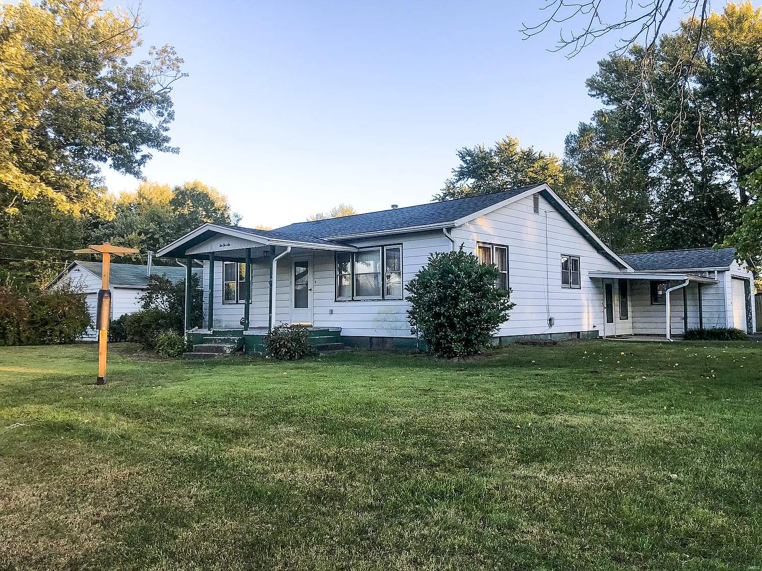 256 Dorothy St photo 1