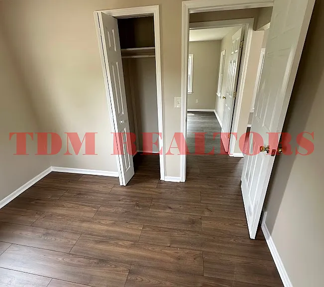 1029 Burns St — Photo 3