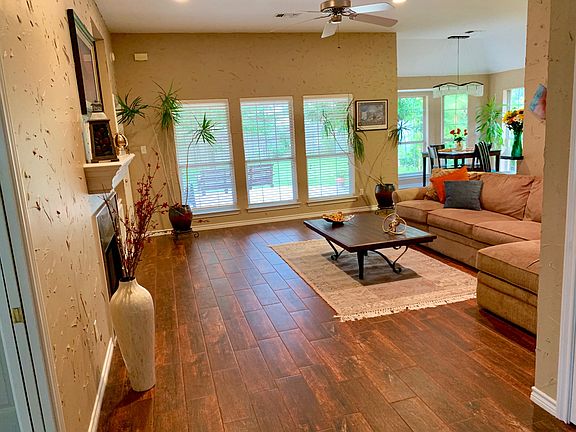 3rd image of 212 Augsburg Ct