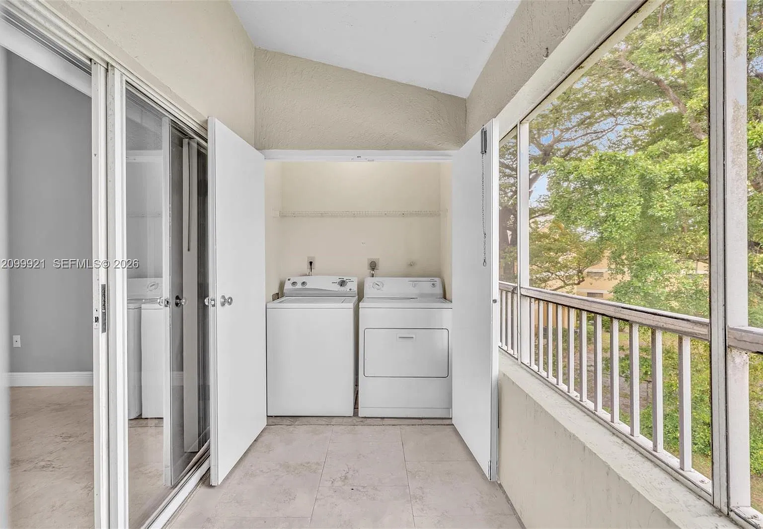 Lakeview Club Condo — Photo 2